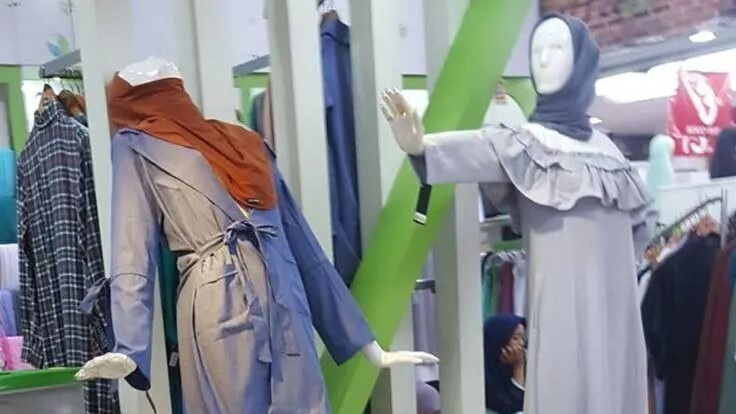 各种搞笑动作的服装假人模特，哈哈被店员玩坏了