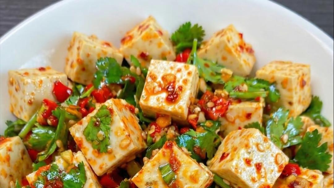 "超上瘾！麻辣凉拌豆腐这样做，嫩滑到筷子夹不住，酸辣到直跺脚"