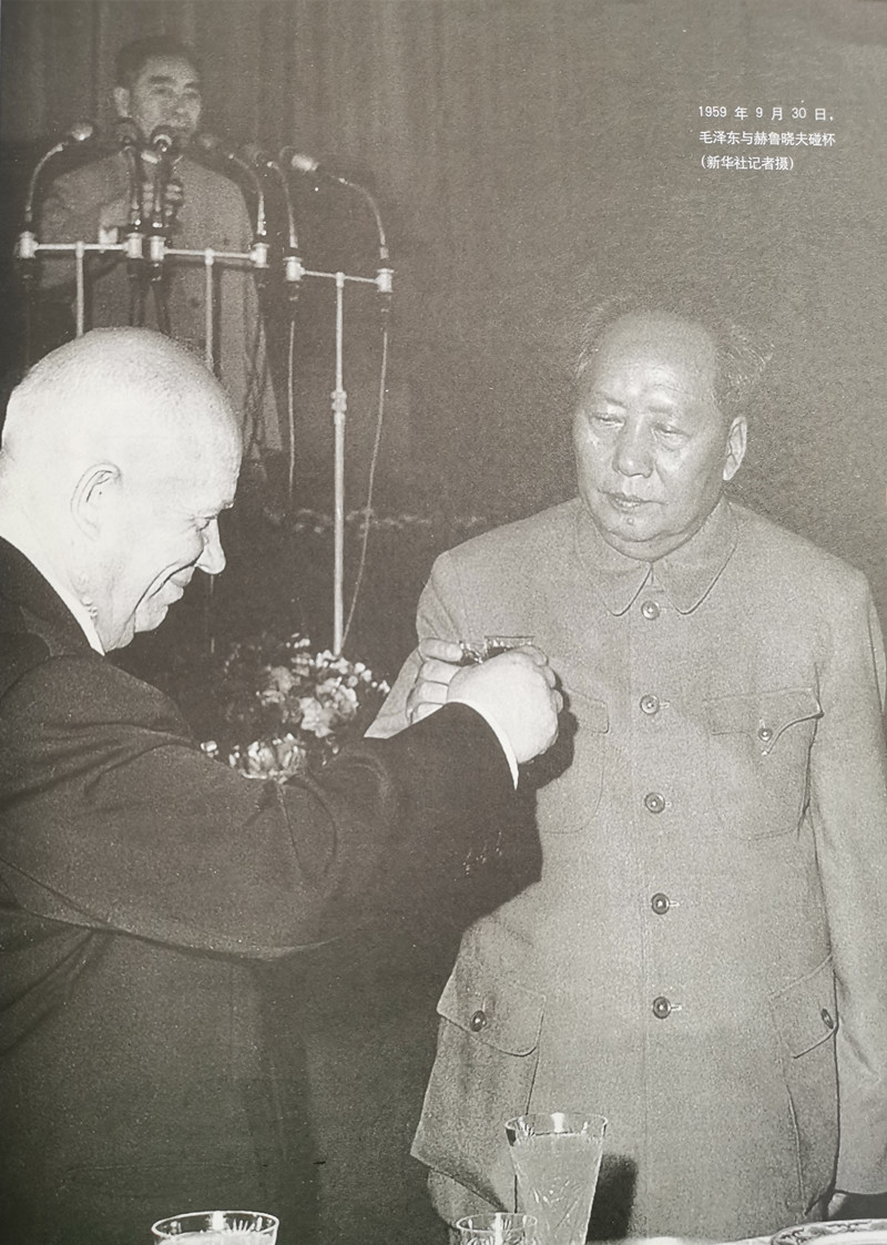 1959年9月30日，毛主席和赫鲁晓夫的合影。
照片中，赫鲁晓夫一脸鬼笑，正在向