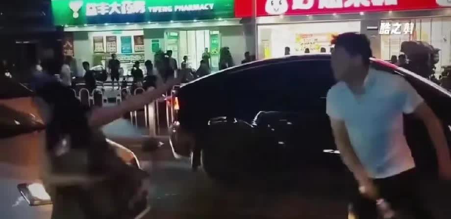 吵架新方式，拿饮料、矿泉水对泼！两车主因一个车位争执了起来，刚开始是吵架，吵着吵
