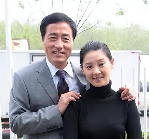 1987年，杨立新在最穷的时候，把徐帆接到北京“养”了三年，为了“养好”徐帆，杨
