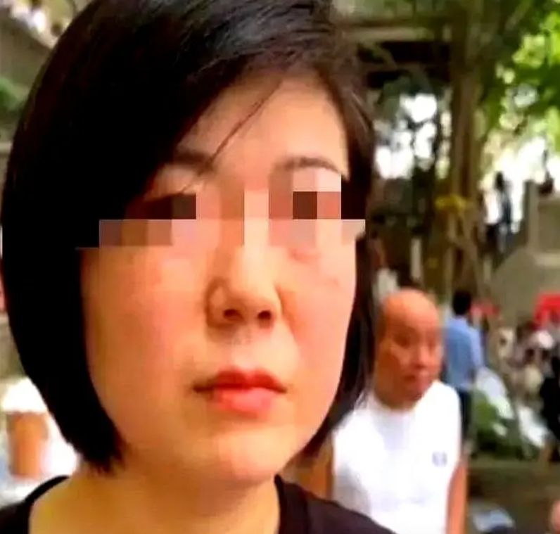 你们晓得在成都，大龄剩女的最终归宿是什么？
李大妈的女儿是82年的，今年她已经4