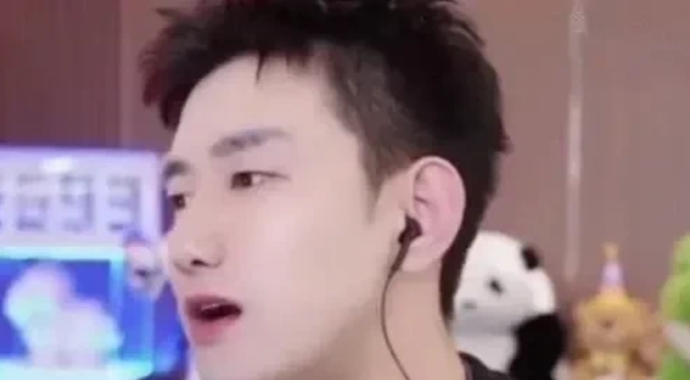 之前心态崩了退网的阿哲，好家伙，还没半个月就满血复活，重新回来直播啦！
 
这次
