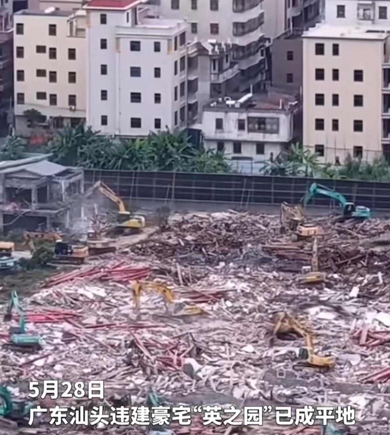 我问我老公，英之园为什么一定要拆，拿去充公当公园不好吗？建都建了，多可惜。
他冷
