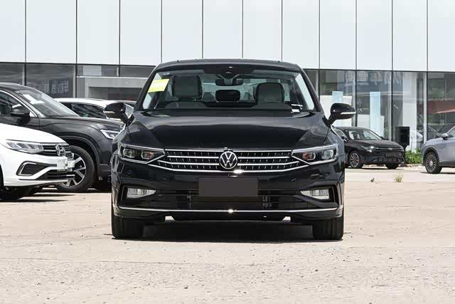 静态体验3000甄选款迈腾
说实话，第一次见到迈腾经典款时，那种“熟悉的仪式感”