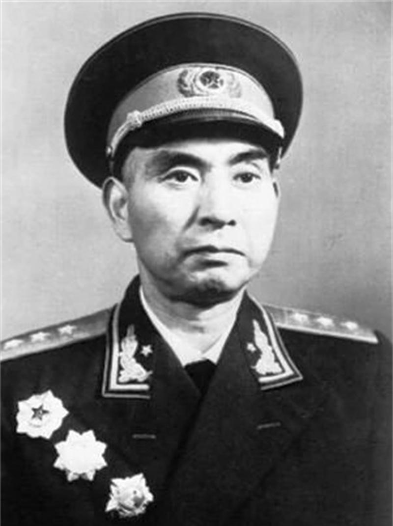 1960年5月，英国元帅蒙哥马利来华访问，时任北京军区司令员的杨勇陪其参观天津郊