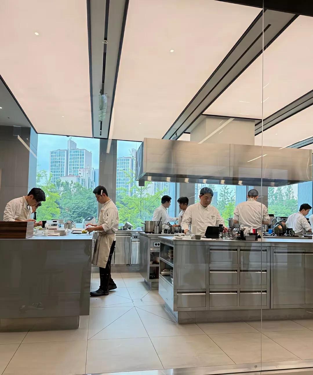 某网红在攻击某餐饮店，指责餐饮店价格贵，卖的是预制菜。
如果网红觉得餐饮店，性价