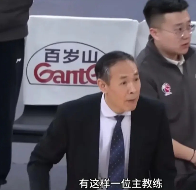北京主教练许利民的境遇让人完全明白了什么叫人情世故，成功了，众人排队夸赞和献媚，