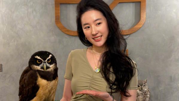 38岁刘亦菲晒素颜，瘦出马甲线！露脐装美翻全网，这状态是要进组了？