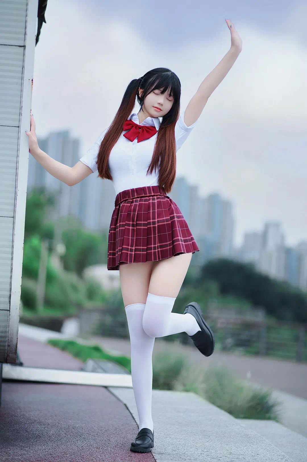 美到词穷…求个形容词夸夸她！