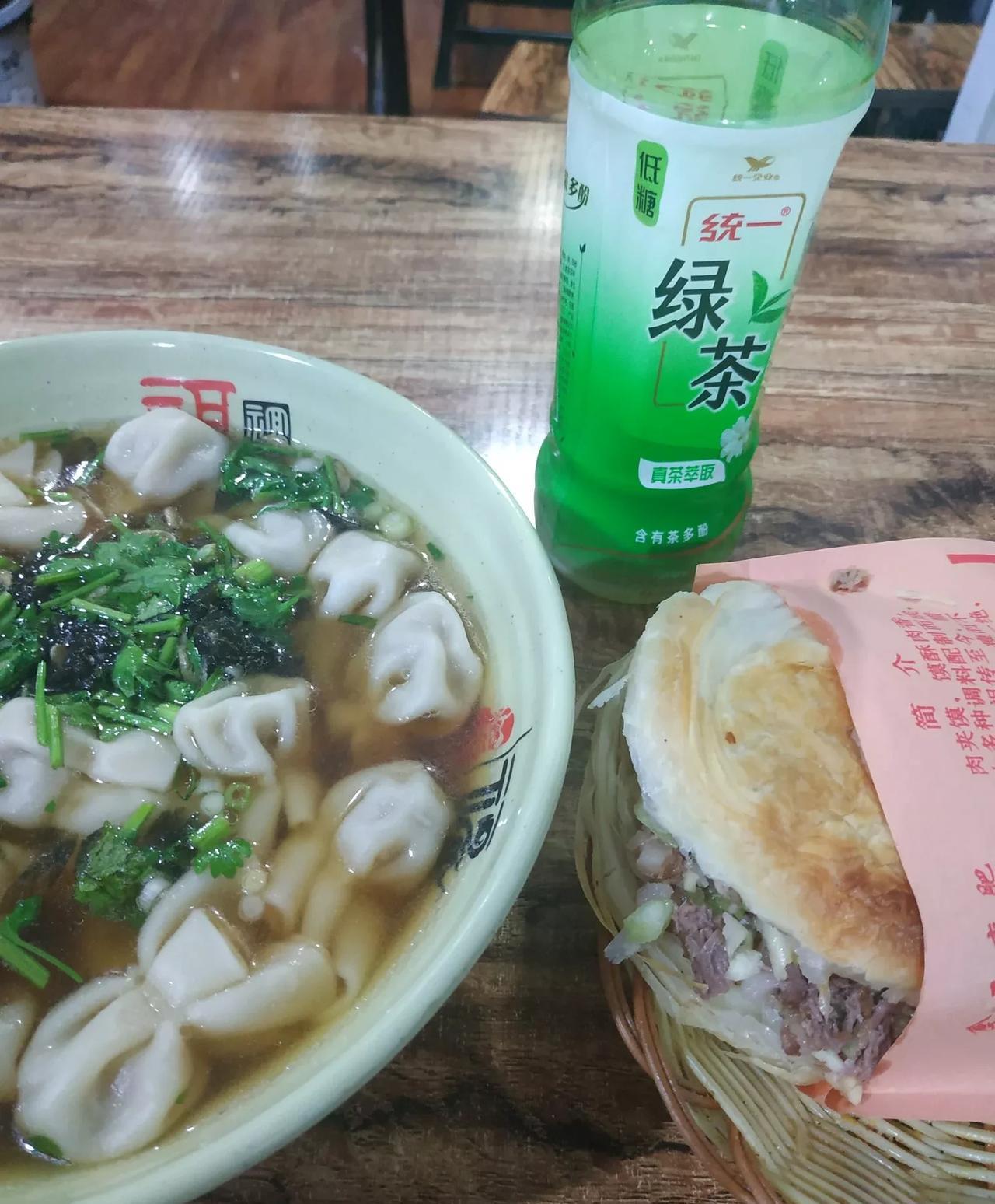 这点钱不多，可也有用。
我花了1元，接了一小桶直饮水，可以供我喝4天。
晚上到饭