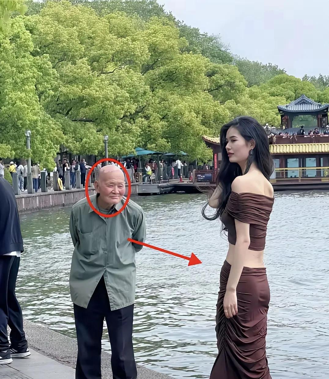 公园里看到的一幕。都说“男人至死是少年”，这句话我信了。
面对身前美女，大爷在一