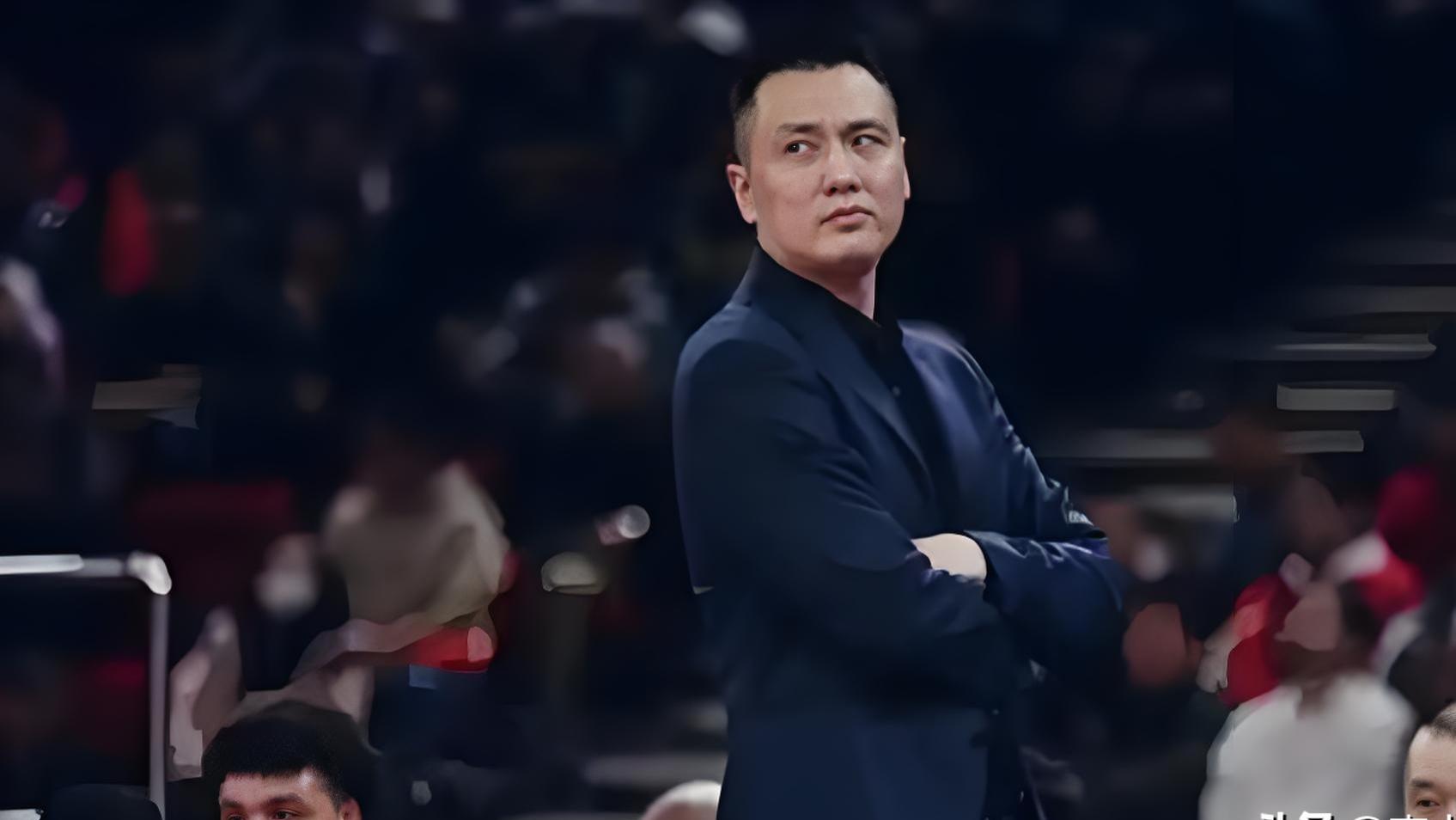 CBA四大主帅被喊下课，三伟一彪都不好过，卢伟松口气，丁伟又危险了