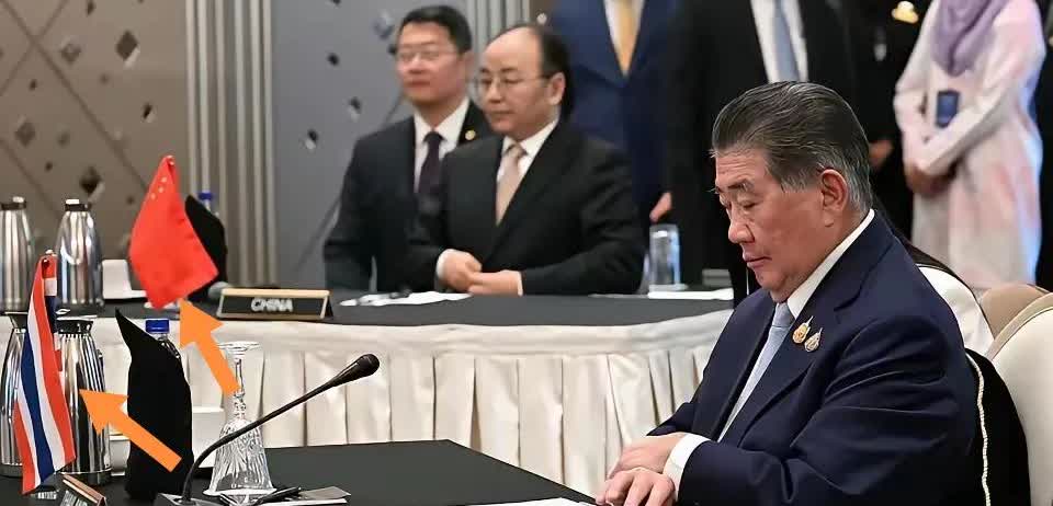 泰柬双方“停火”谈判，中国代表坐在泰国代表一侧。