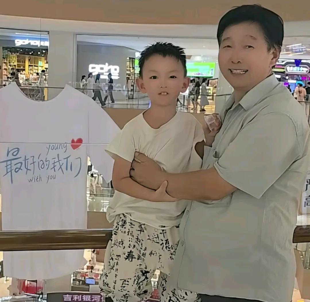 孙子一来，老杜，天天更新视频！
今天居然更新了两个视频，
带着孙子去商场购物，