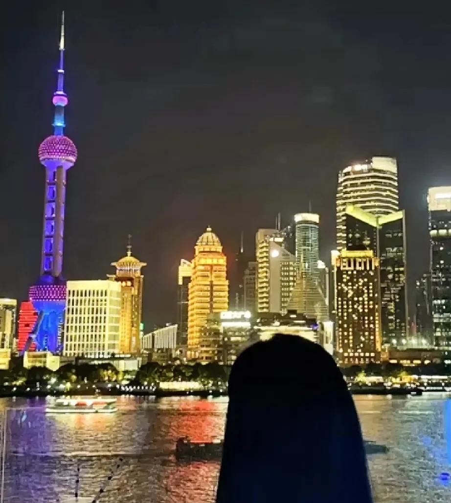 “夜色囚禁”引发争议：强制爱是否超出道德底线？
近年来，“夜色囚禁”这一话题引起