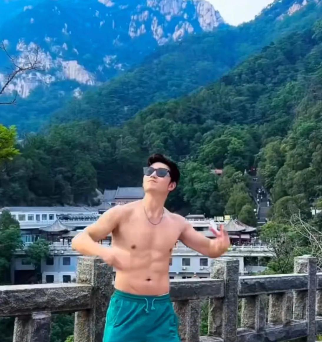 这史元庭话太多了，我听着都晕话了，呜呜轩轩的。有没有又帅又高腿长力气大最好别说话
