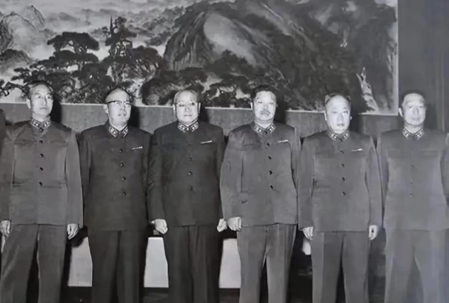 能认识照片中这六个人的绝对不是普通人。
在一次开会时，六位元帅留下了这张珍贵的合
