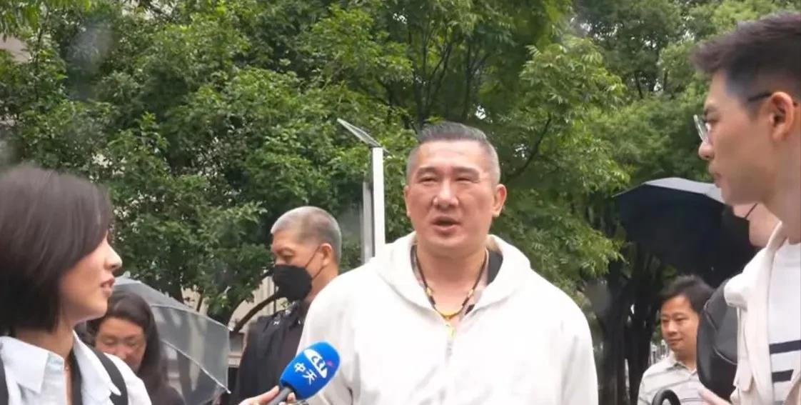 陆委会：建议“馆长”长居上海
今天上午，台网红“馆长”在直播时痛骂陆委会梁文杰，