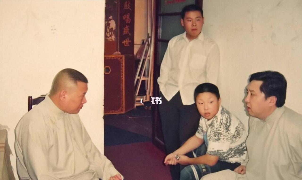 德云社后台罕见照片你见过几张？
1，老郭31岁时和岳岳、烧饼在后台；彼时的岳岳还