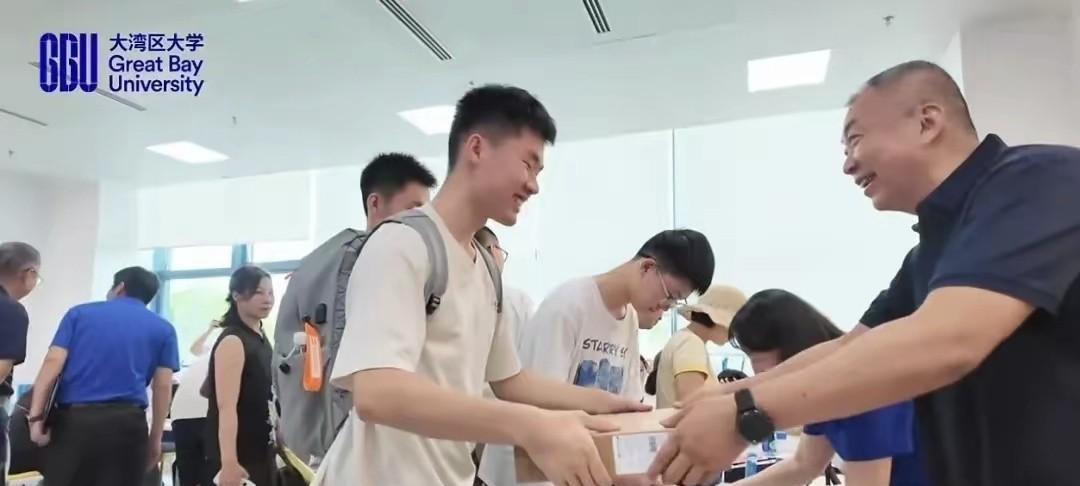 #分享城市新鲜事#牛！大湾区大学给新生发电脑！8月31日，大湾区大学给前来报到的