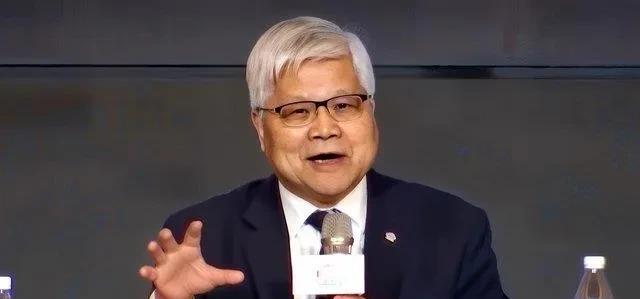 台积电董事长魏哲家今天受访时表示，台积电现在1年大概有9000名新进员工，台积电