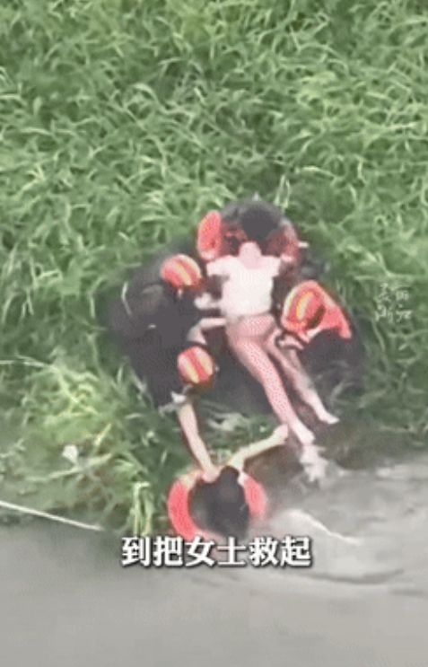 “怎么能这么聪明！”广东，一女子不小心掉入洪水，眼看几乎将她淹没，然而女子却并不