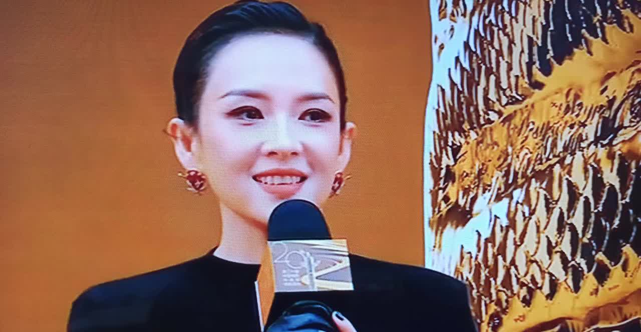 走红毯的一众女星里，我就欣赏章子怡。不愧叫国际章，走出了姐就是女王的气势。自信，