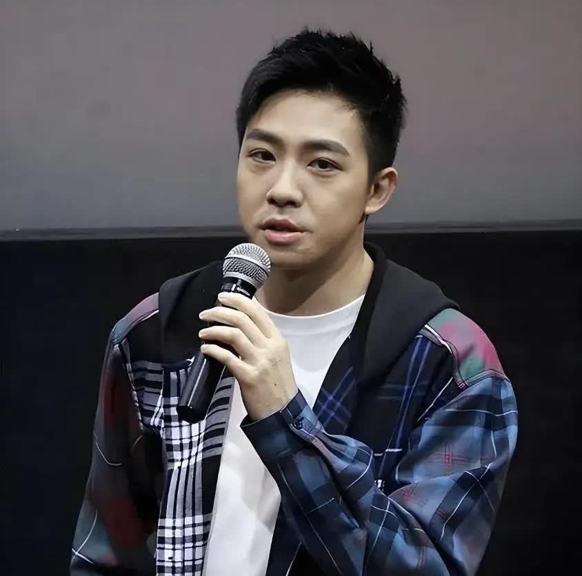 主持人好奇地问俞灏明:“你的粤语为什么讲得这么好、这么标准？”

俞灏明就笑