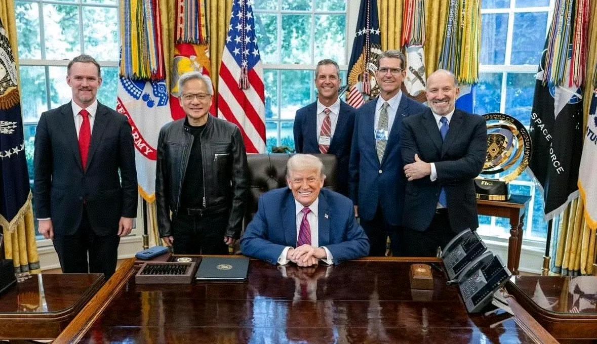 据说黄仁勋这次是领了任务到中国，具体啥任务，美国媒体掘地三尺也没有挖出来，所以大