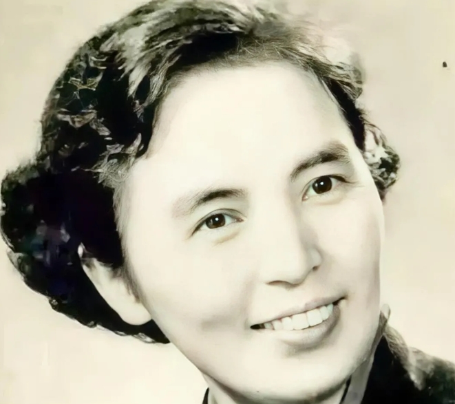 1940年，一个国民党女军官穿着旗袍，来到了新四军驻地，站岗的哨兵把她拦了下来，