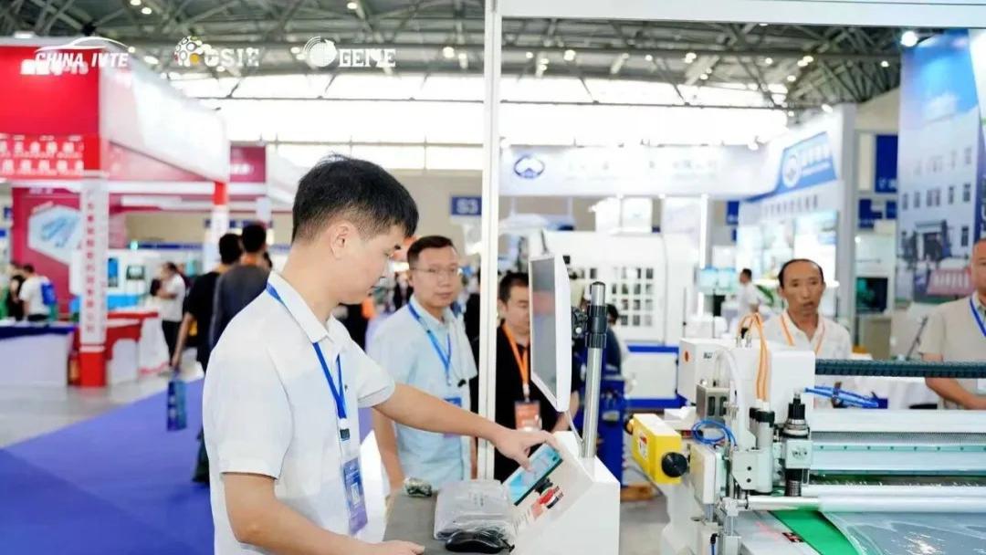 握指成拳向光而行，中国显示产业赋能汽车智能照明新赛道