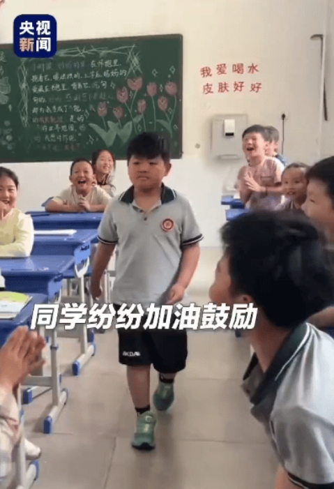 这个男孩火到央视新闻了！班级里，老师让最内向的孩子上台抽签，要是抽到空白签，全班