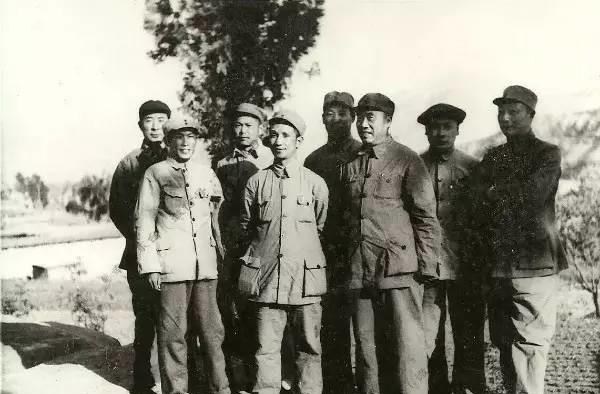 1948年：粟裕（前左二）和薄一波、李先念、彭真、陈毅（后排自左至右）、朱德（前