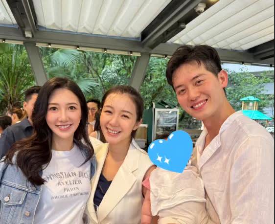 何依婷生完宝宝后颜值依然是非常能扛打，看起来比之前更加漂亮了！但是麦明诗就肉眼的