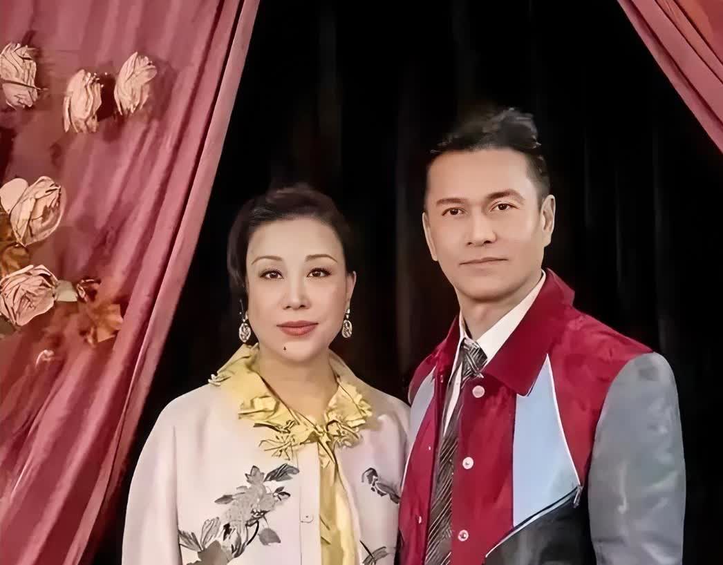 69岁的电影明星吕良伟和52岁妻子杨小娟的恩爱合照。这些年他俩经常一起出游，做公
