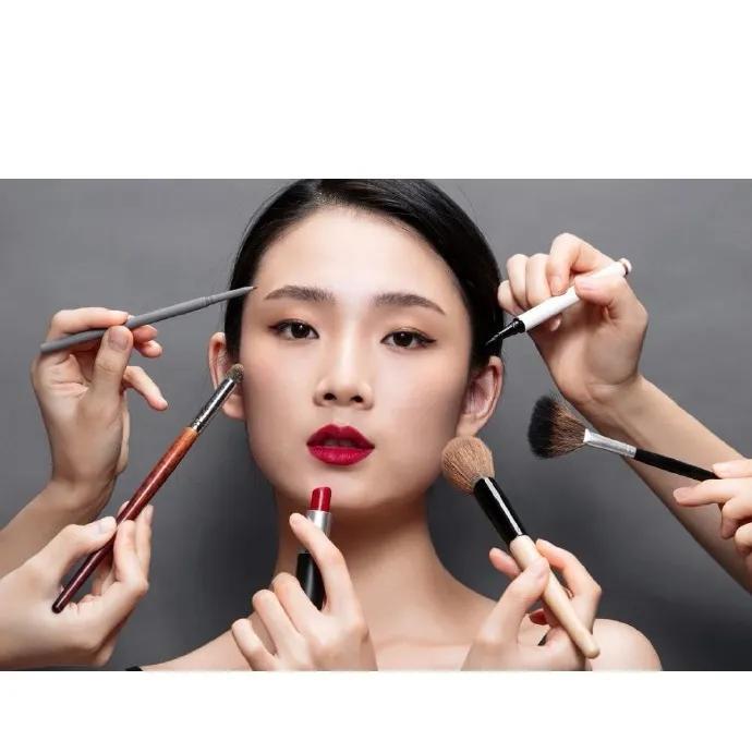 分享一个化妆上面的小玄学
你在去跟人谈判的时候，可以把嘴唇的唇线画的清晰一些，把