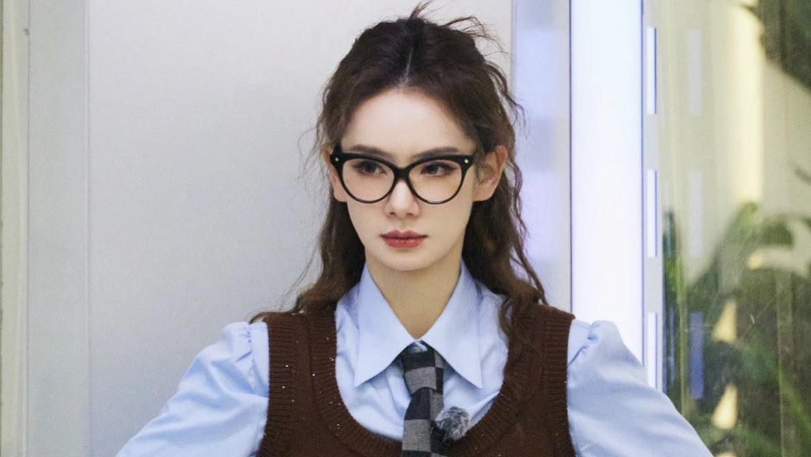 戚薇的四款穿搭，可御姐可活力，好衣品轻松拿捏