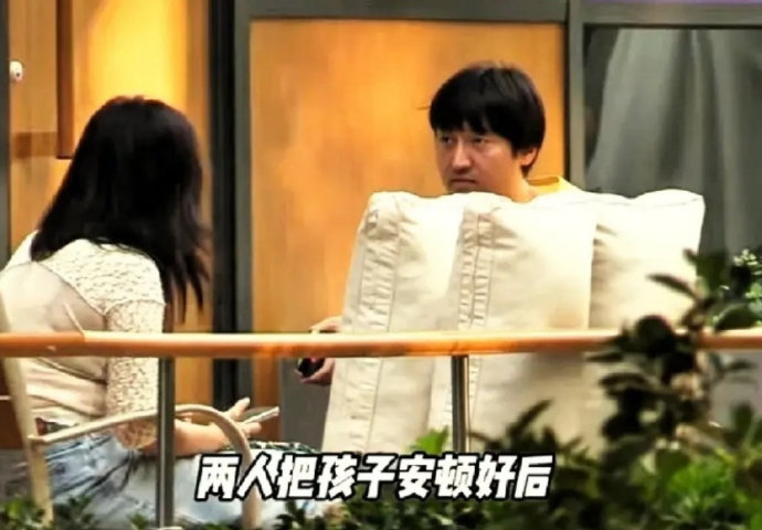 王传君齐溪夫妻送娃上学，一脸疲惫，文艺夫妻也算是灵魂伴侣吧！