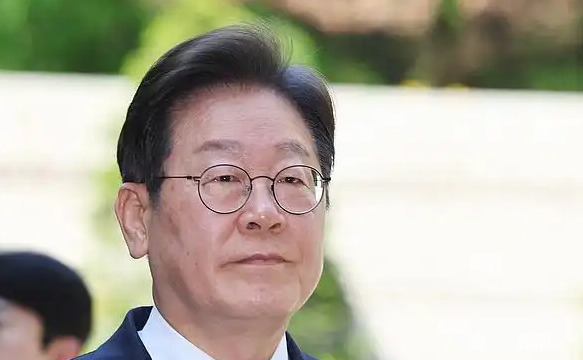 韩国总统对日政策突然转变





你以为政治家只会铁板一块？那就大错特错了！韩