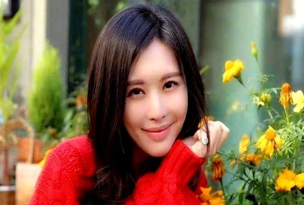 2012年深秋的珠江畔，一辆玛莎拉蒂的引擎盖映着晚霞。

31岁的田朴珺指尖划过