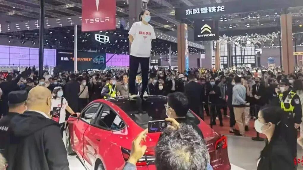 “车顶维权”女车主，终于赢了特斯拉