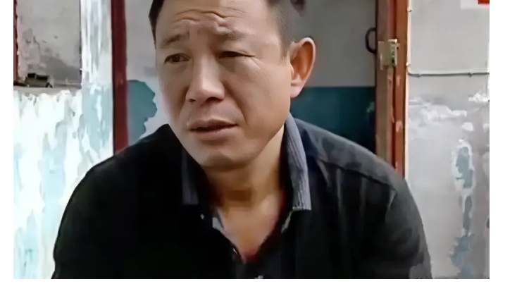 长沙一名46岁男子，外出购物时，突然发现自己儿子，竟和妻子前男友长得一模一样！男