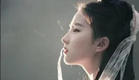 2011年，刘亦菲在出演《倩女幽魂》时，头发绞入鼓风机中，差点丧命！然而所有人都