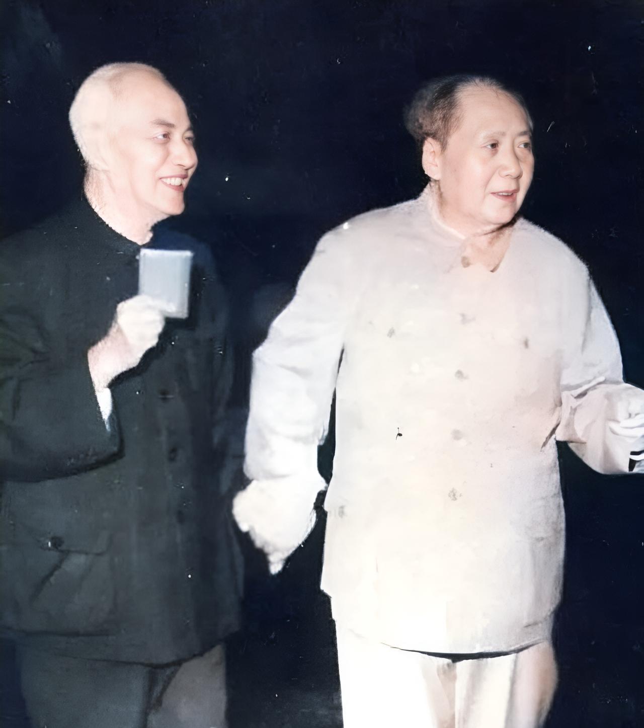 这是1969年毛主席接见科技界群众代表时紧紧地拉着地质学家李四光的手。毛主席与李