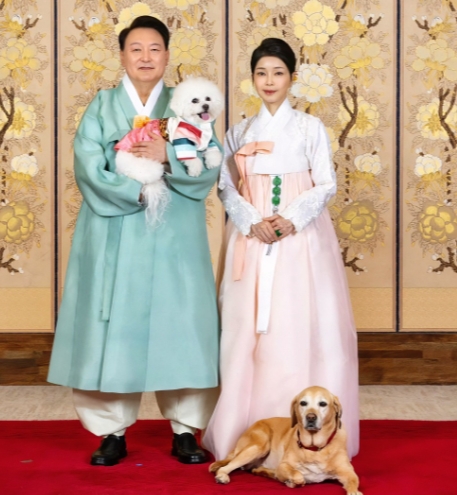 尹锡悦夫妻被曝光疑似为宠物专门修建游泳池。