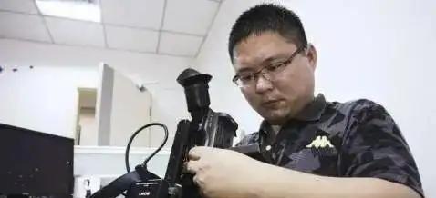 2011年，崔松旺伪装成流浪汉，浑身散发恶臭，牙齿布满污垢，每天在废弃物桶旁捡食
