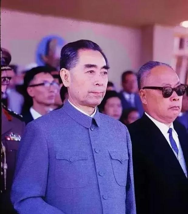 这是60年代，陈毅元帅陪同周总理参加外交活动时拍的照片。周总理是多么的儒雅帅气，