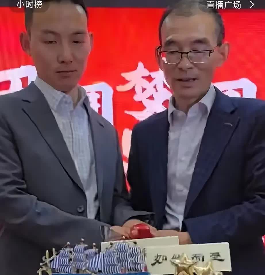 这网上真是什么消息都有，有网友说人家谢浩南的养父母双双车祸去世了，还说人家养家的