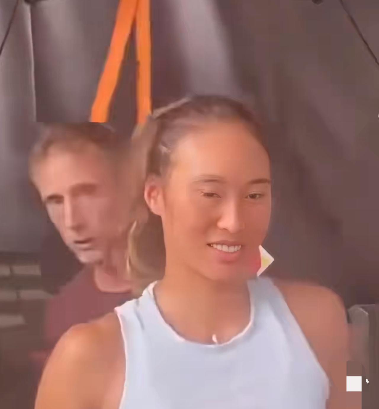 郑钦文训练完飞吻
郑钦文应该也看了美网，这次在视频前感受大赛的氛围应该让她对比赛